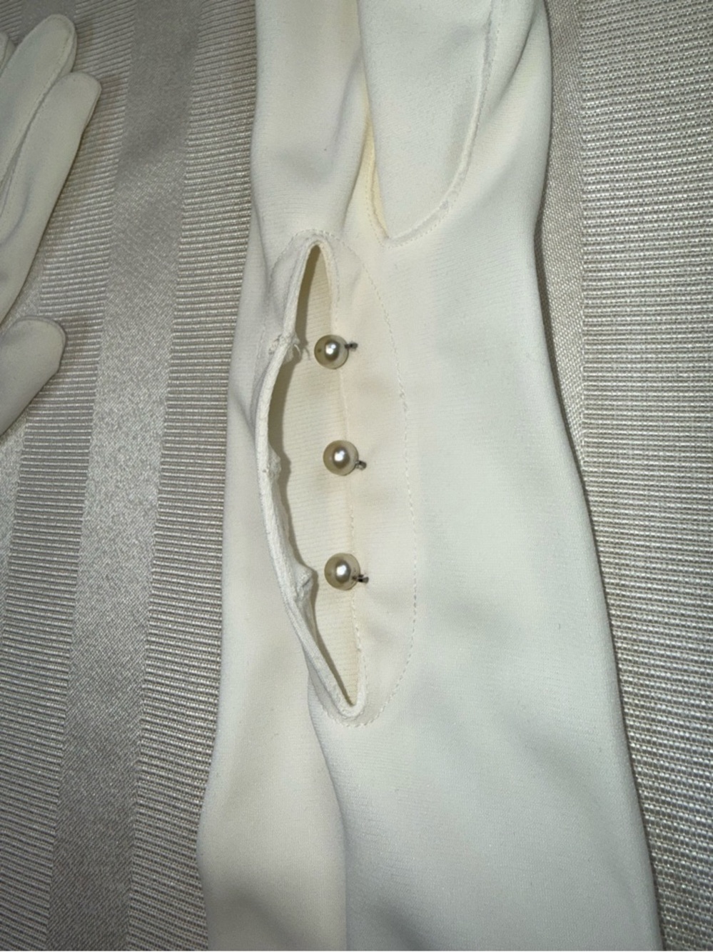 Vintage 23" White Opera Gala Wedding Prom Theater Nylon Gloves Pearl Buttons - Picture 6 of 8